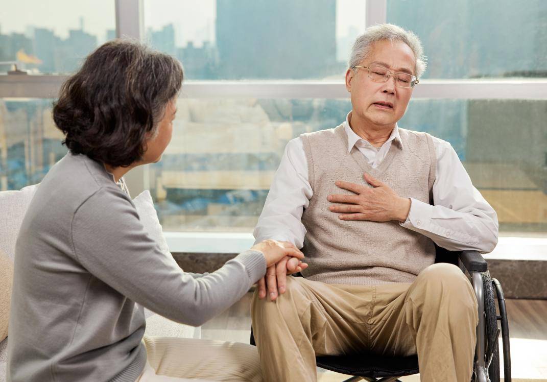 人耐不住热,早早地吹空调,吃冷饮冷食,让寒湿邪气侵袭身体,导致心阳虚