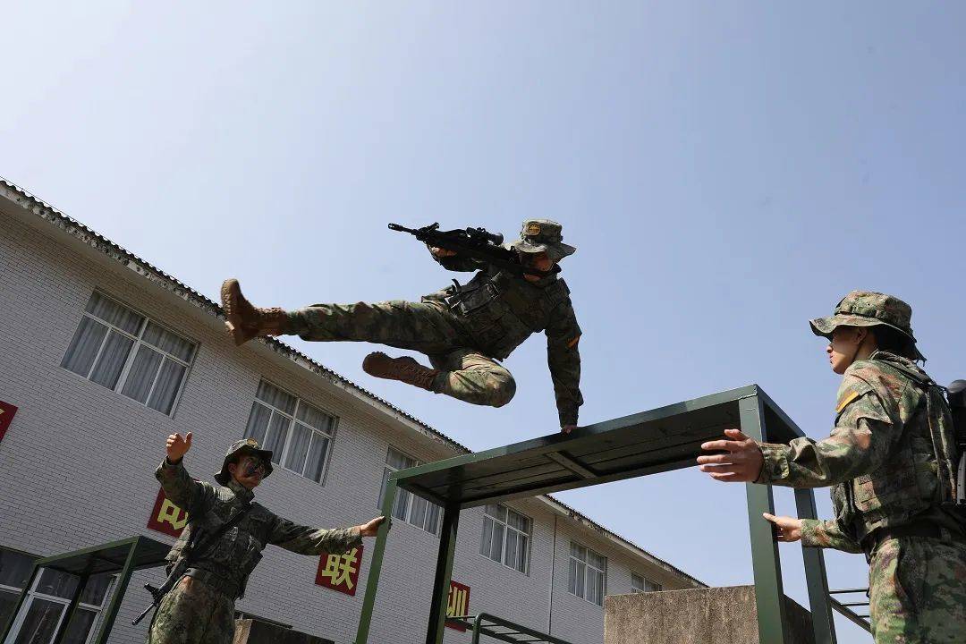 火箭军某部特种警卫集训队密林淬火砺尖刀_进行_防卫_战术训练