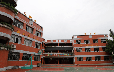 云阳这所学校收到爱心捐赠~_人士_商业_校服