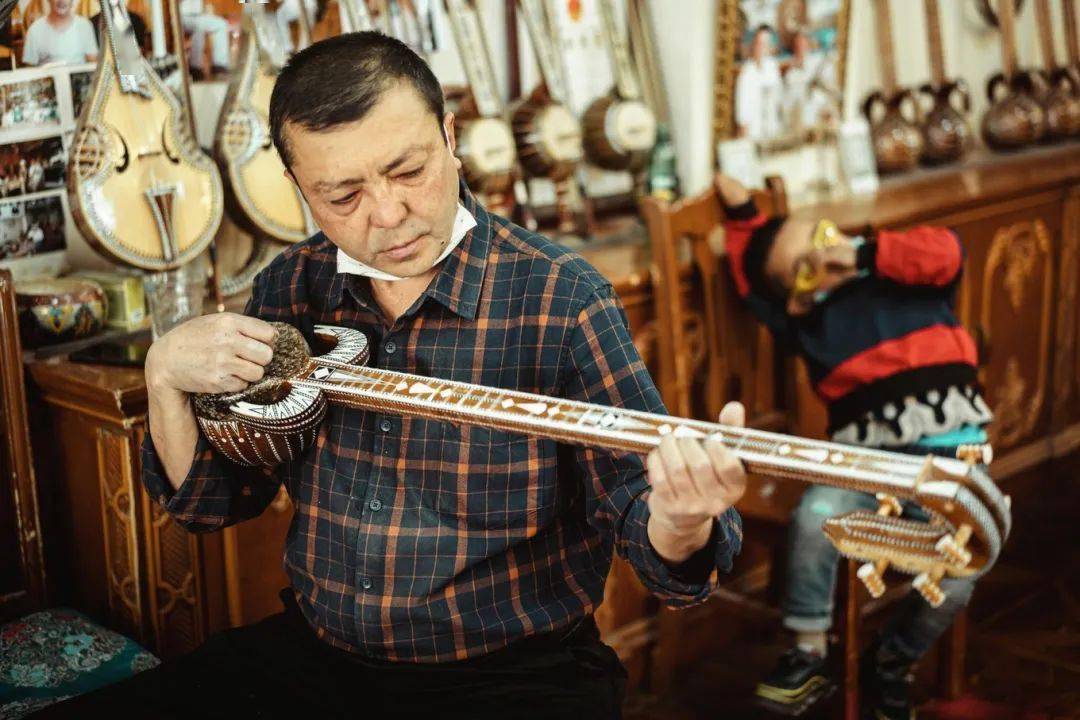 看了《寻找手艺》才开始了解新疆的各种乐器,弹布尔,热瓦普,都塔尔.