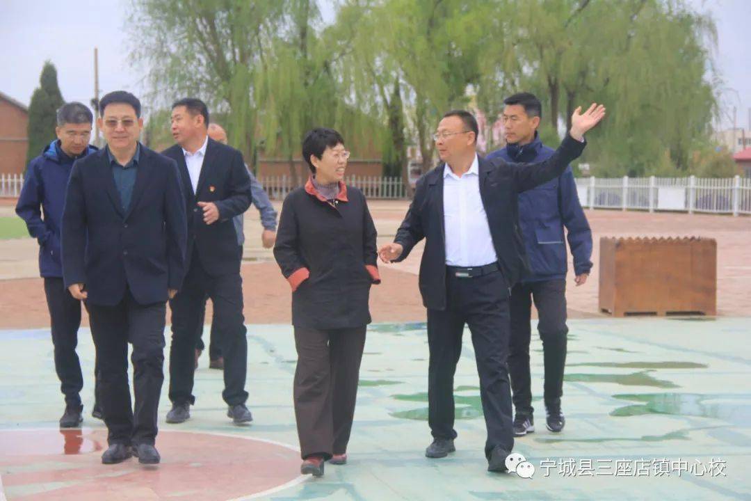 5月5日上午,宁城县政府副县长鞠李宏来三座店镇中心校调研教育发展