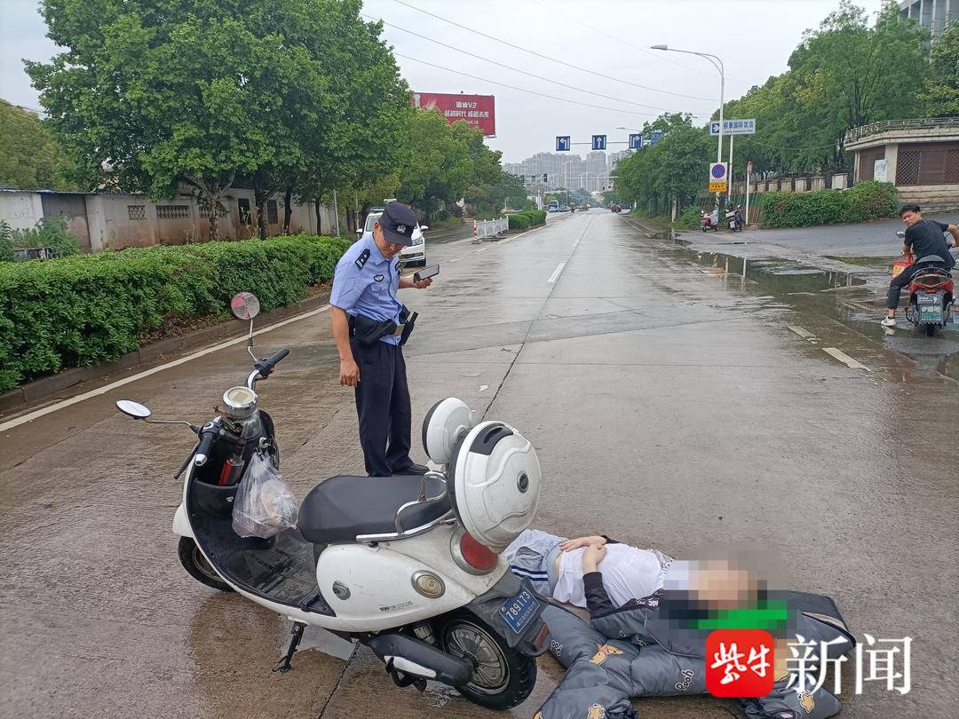 男子醉酒翻车,马路中间就地睡着_小雄_电动车_雨天
