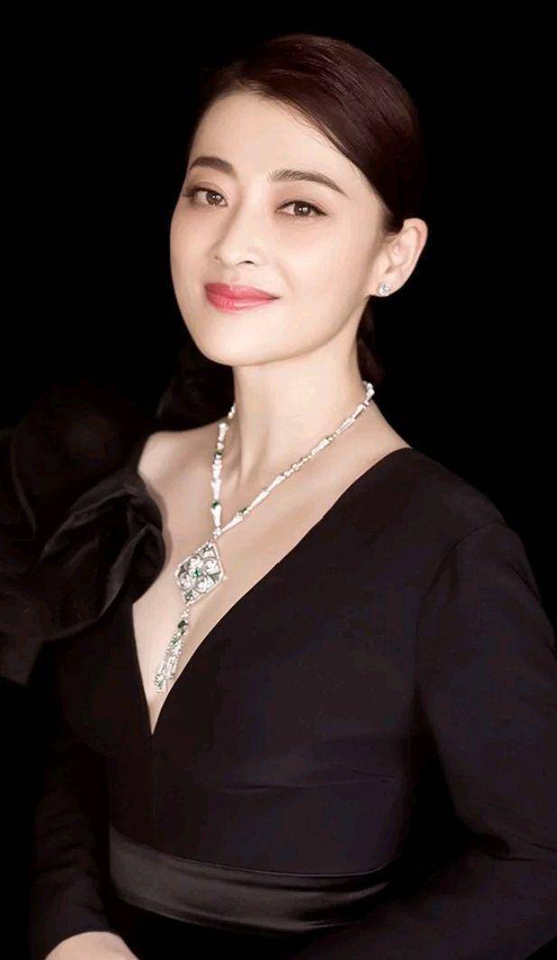 躲过52岁白玉兰视后,却被48岁国家一级演员惊艳了_闫妮_作品_梅婷