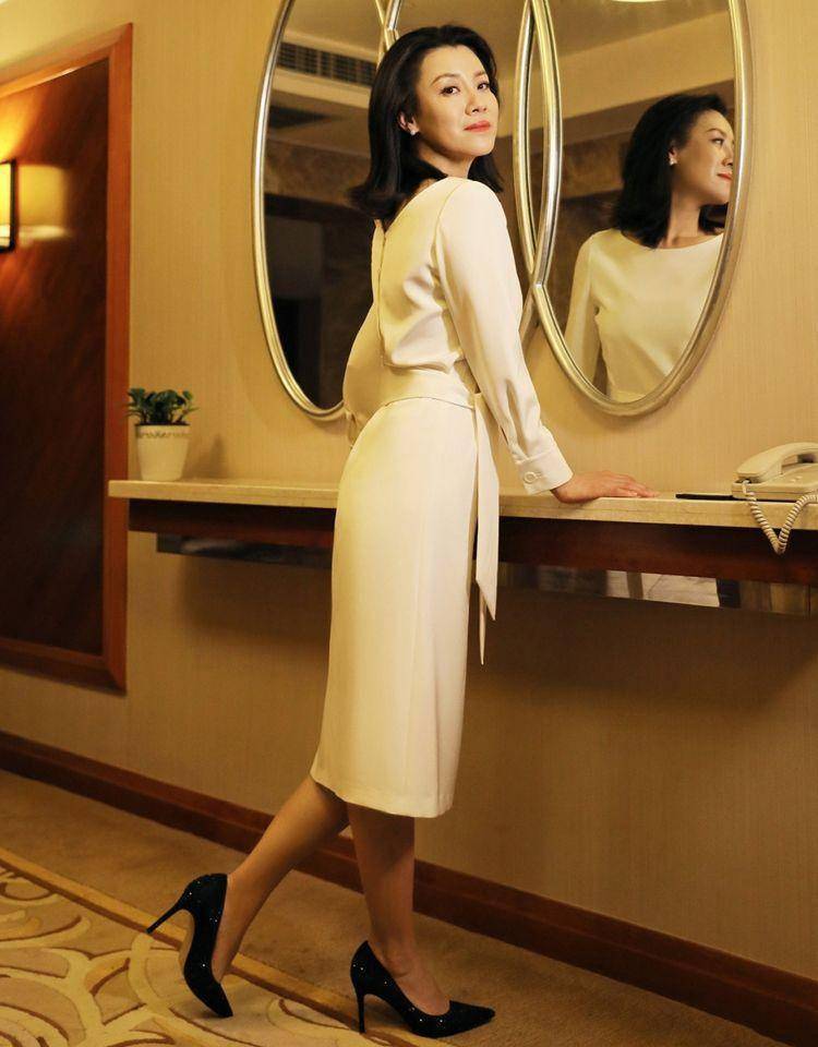 刘琳身穿一席白色垫肩收腰裙,搭配黑色箭头高跟鞋,简约的黑白色造型