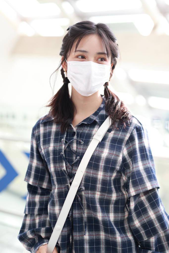 沈月双马尾造型搭配格子衬衫 挎白色挎包秒变清纯学妹_必备_休闲