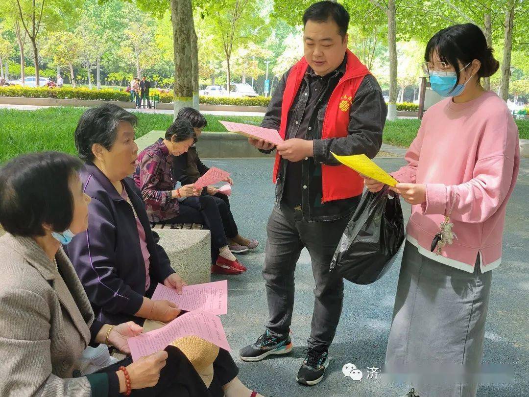 本次活動共發放宣傳彩頁100餘份,增強了群眾自覺防範抵制邪教的意識