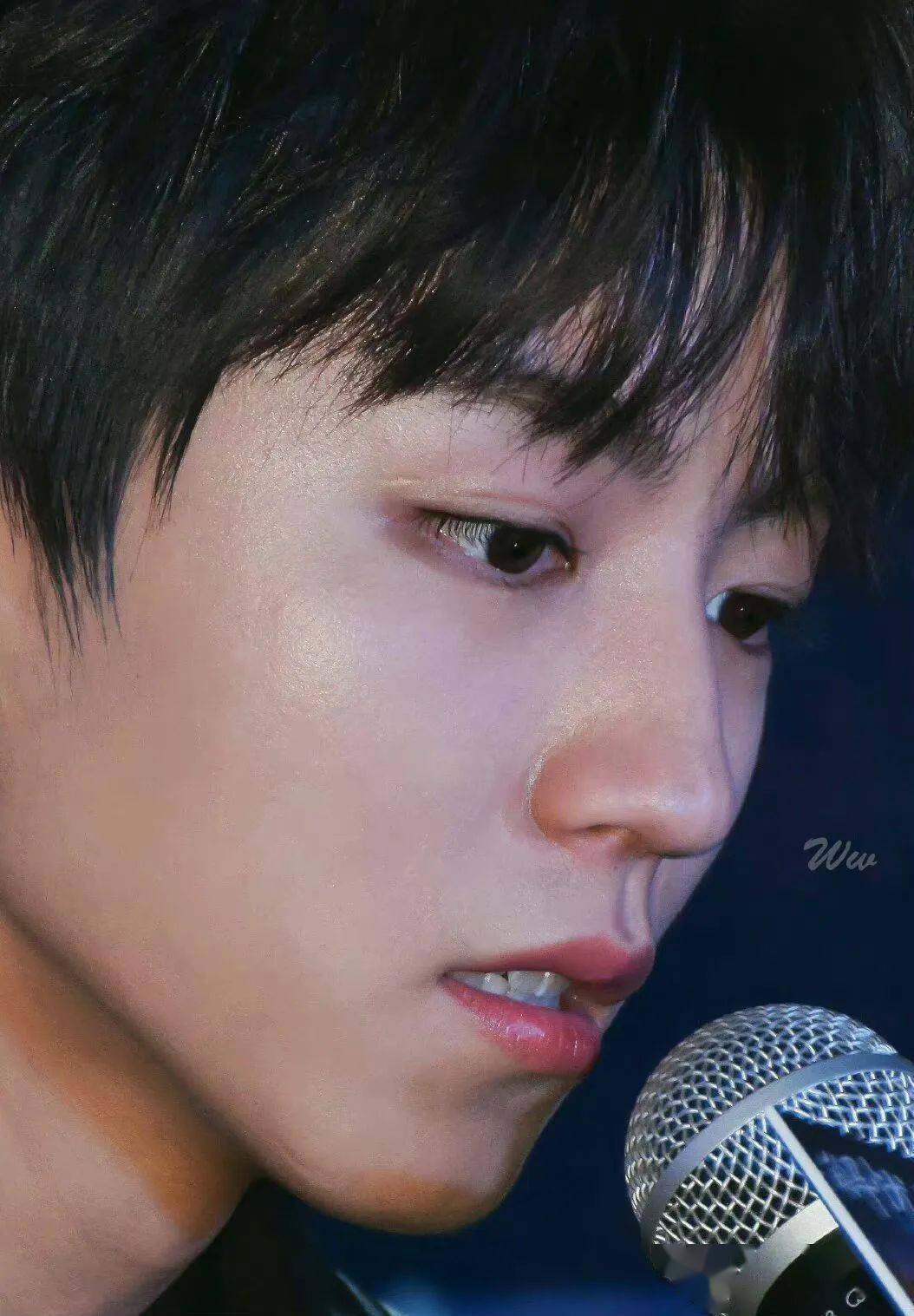 考古王俊凯小时候和女生合照,还发现他的脸上有两条小疤痕_下巴_眼神