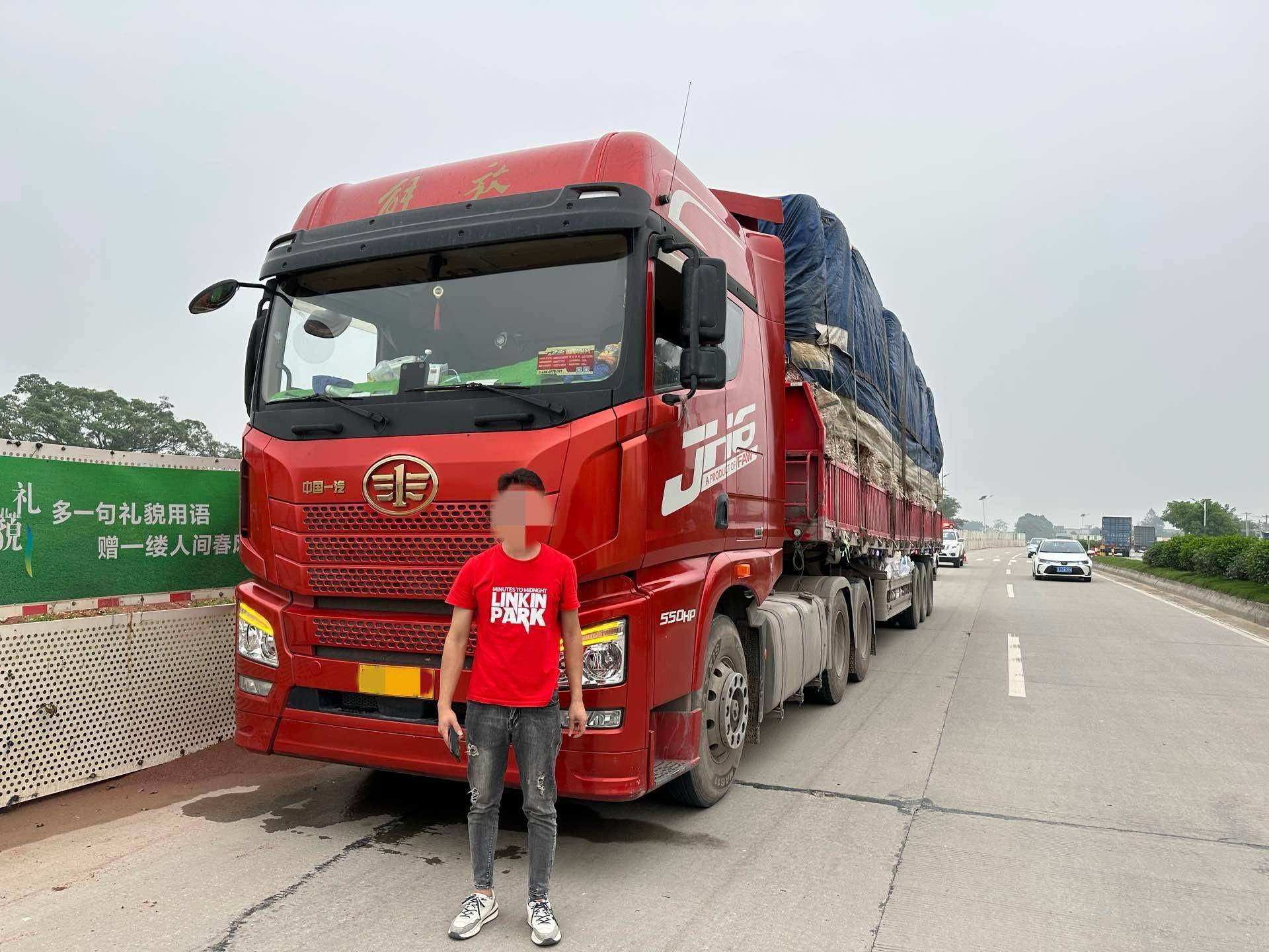 江门新会:男子持c1证竟驾驶重型货车,因准驾车型不符被行拘_邱某某