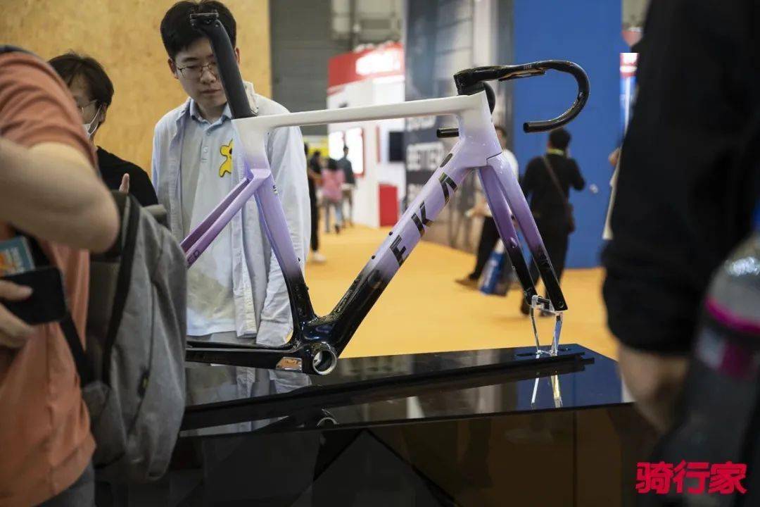 诺飞客中国车队与美利达自行车工业股份有限公司董事长曾崧柱合影