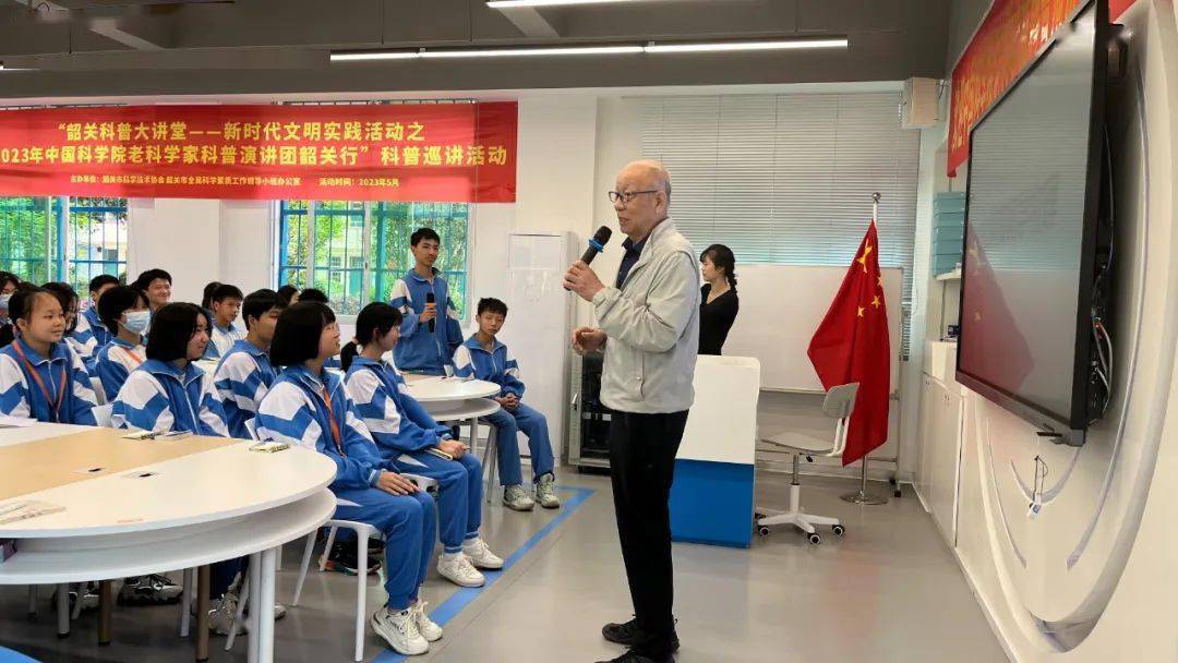 67中科院老科学家科普演讲团到董塘中学开展科普巡讲活动_王邦平