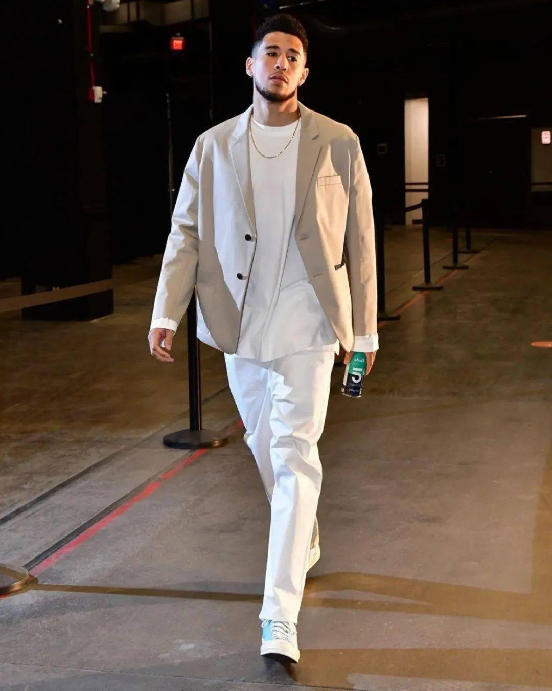 作为场外风格鲜明的时尚 icon,在 devin booker 的私服穿搭中,最大的