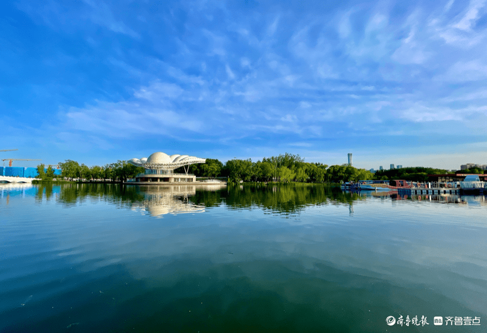 北京朝阳公园,莲花湖水天一色美如画_平松