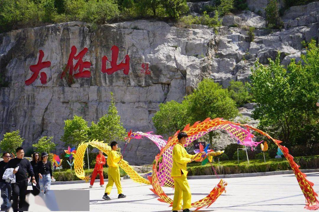 百猴闹春……舞狮,舞龙,甩龙,大伾山景区的等节目将传统文化全新表达