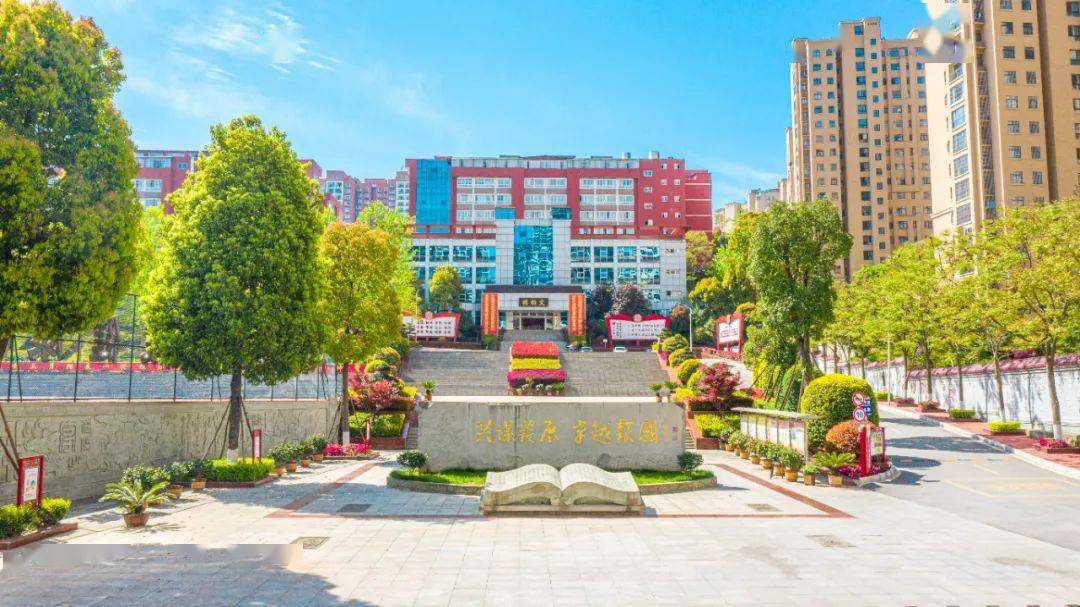 在美丽的德溪之畔熠熠生辉这颗璀璨的教育明珠从此毕节梁才学校正式