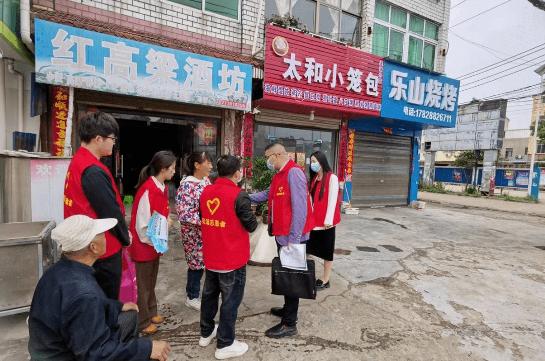 5月8日上午,云梦县吴铺镇"平安集市"正式开市,机关党员干部,志愿者