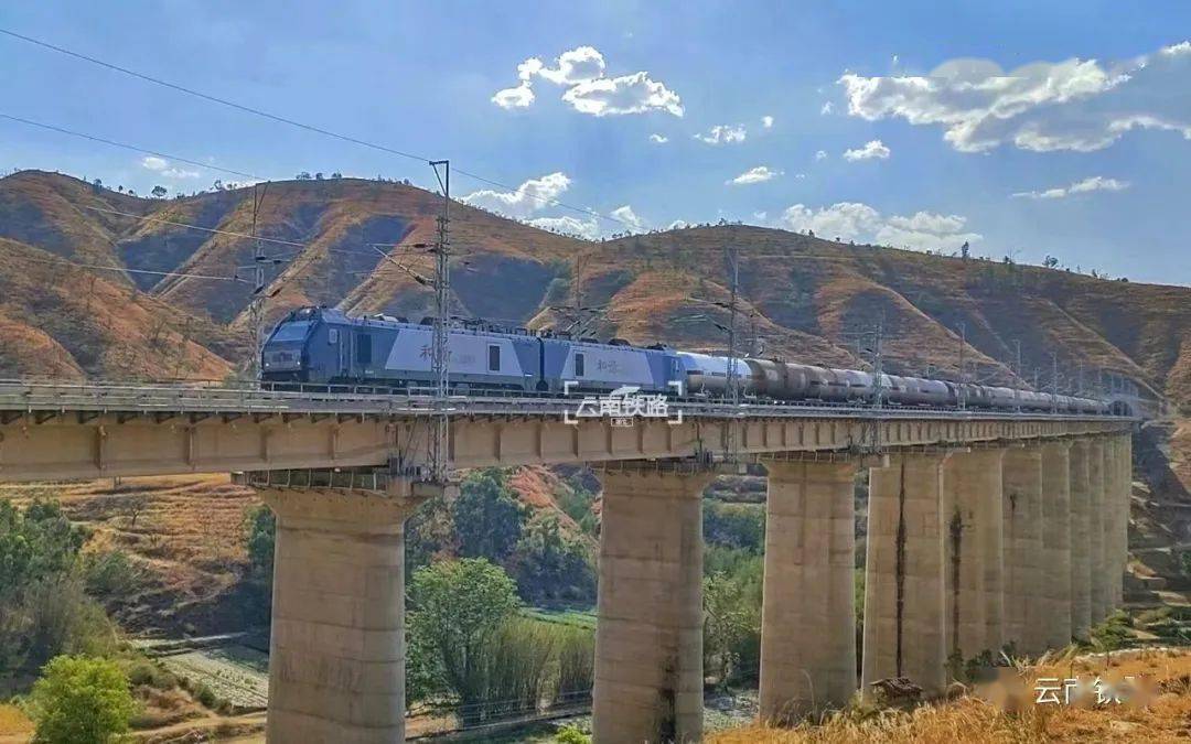 和谐2型电力机车首次驶入七彩云南_铁路_运行_成都