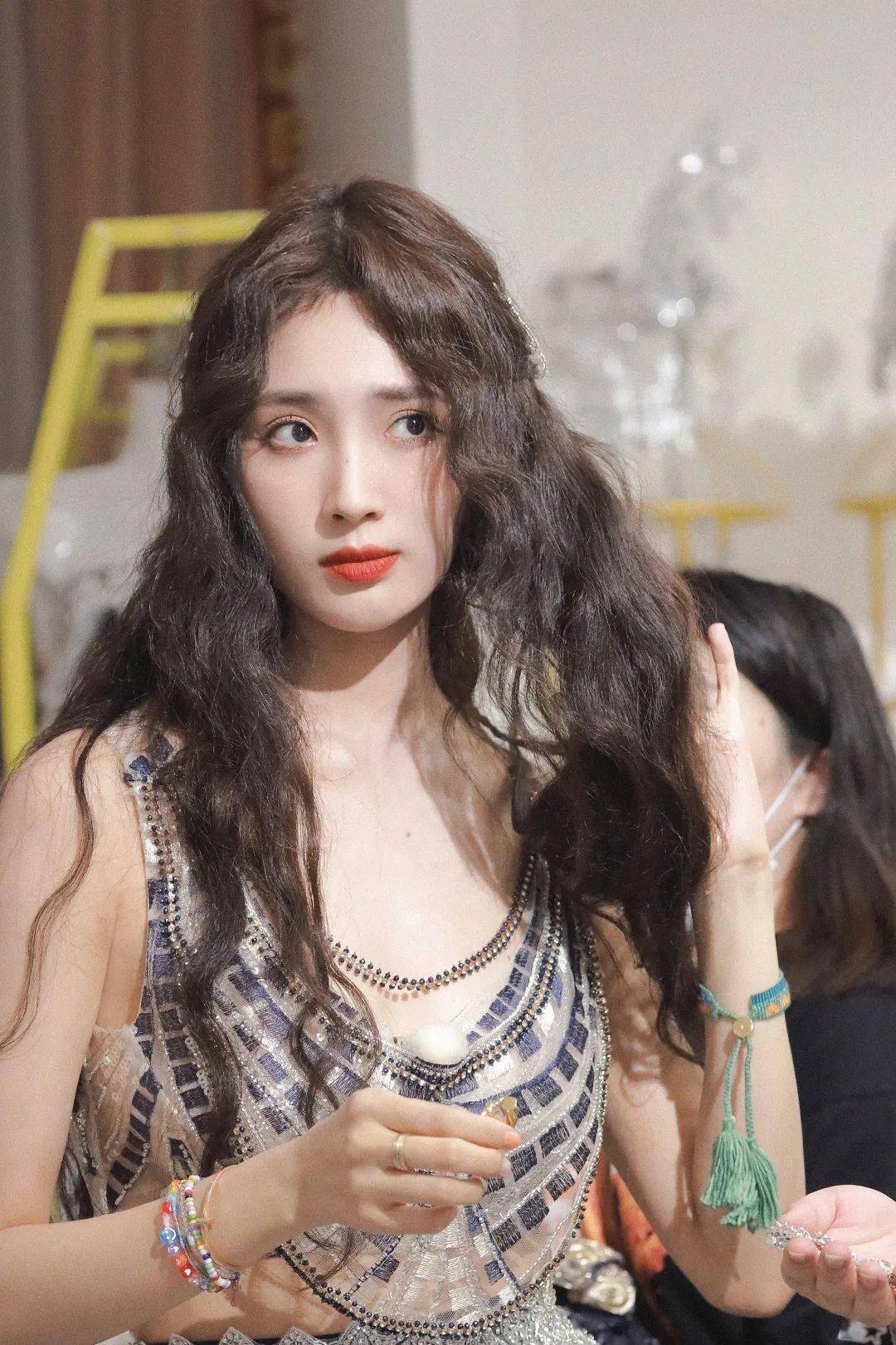 王紫璇wangzixuan田曦薇的头发多到可以编这么多根辫子,而且还是两边