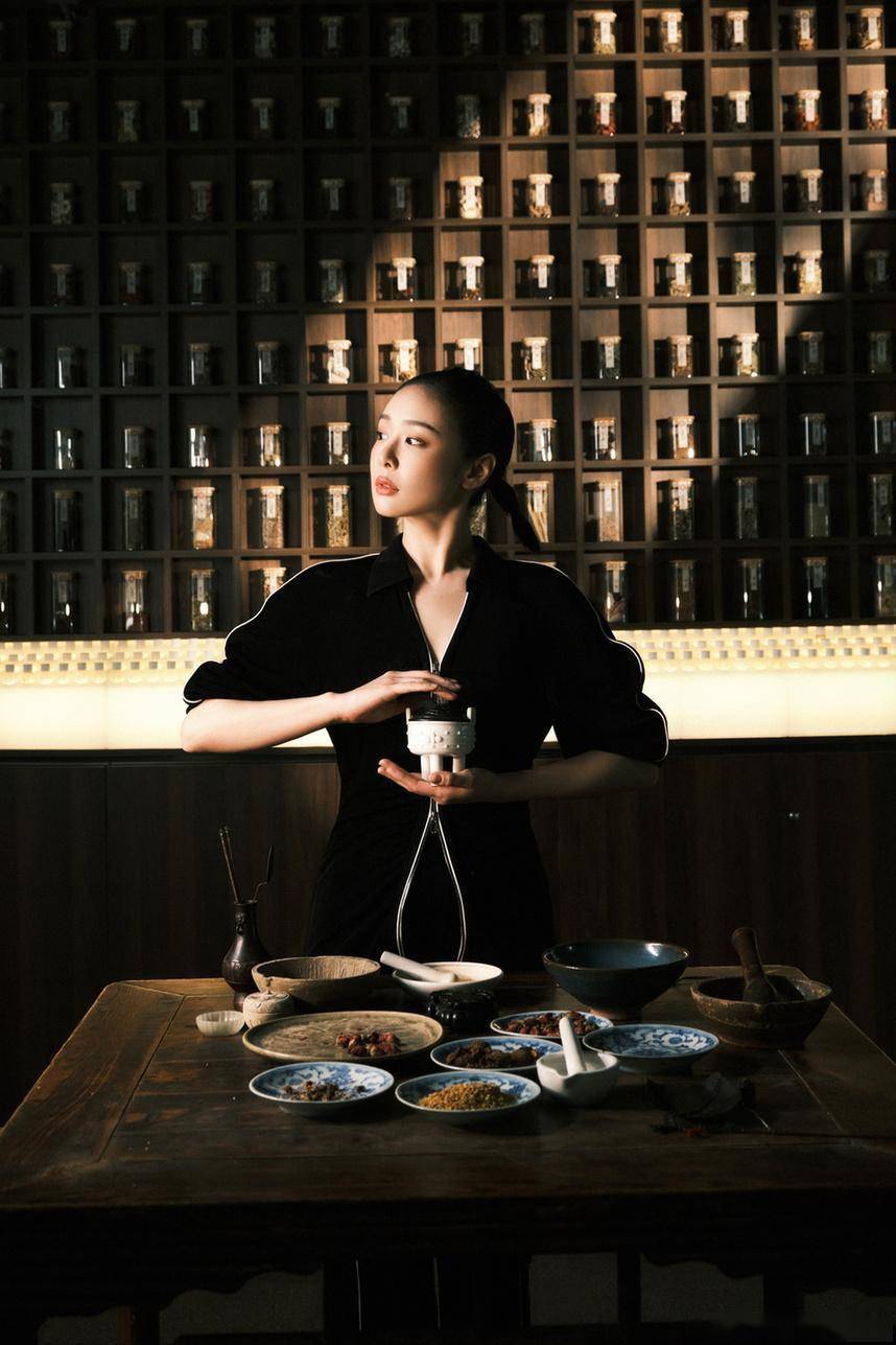 穿中式旗袍韵味十足,网友盛赞肉感美人_剧中