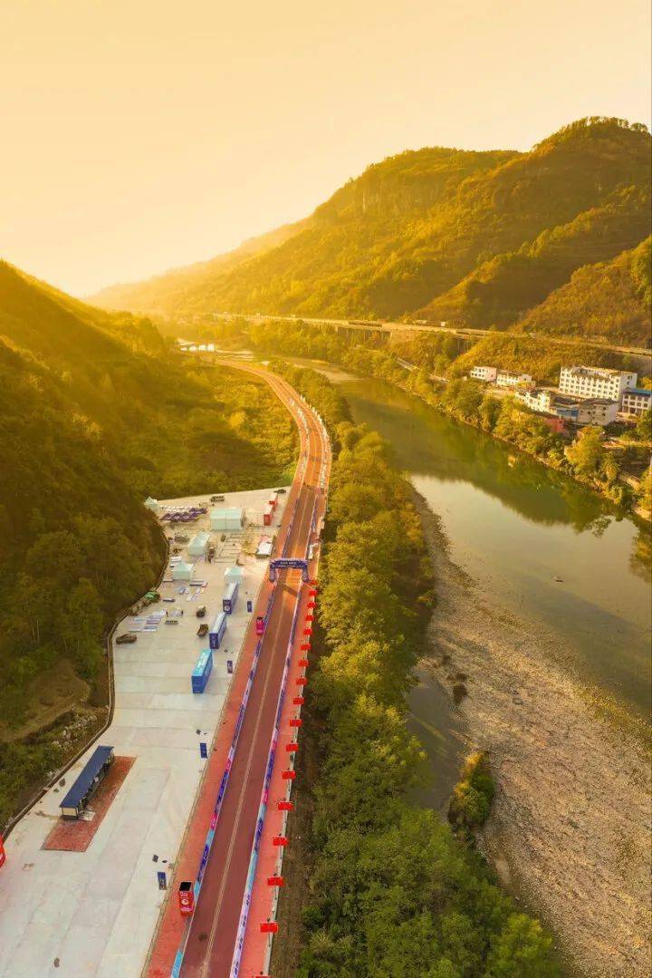 g354国道,铜仁主城区,环梵公路举行时,激动的不只是自行车运动爱好者