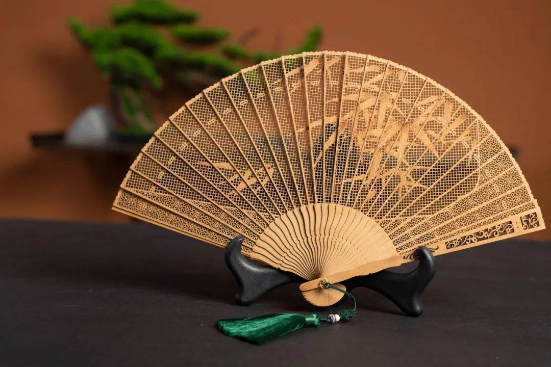 这才是属于中国人的奢侈品：一扇在手，香溢四座，惊艳绝伦_搜狐网
