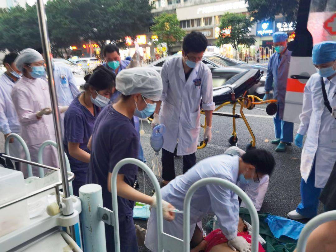 广州12名医护人员街头抢救车祸大出血女子,获见义勇为奖励