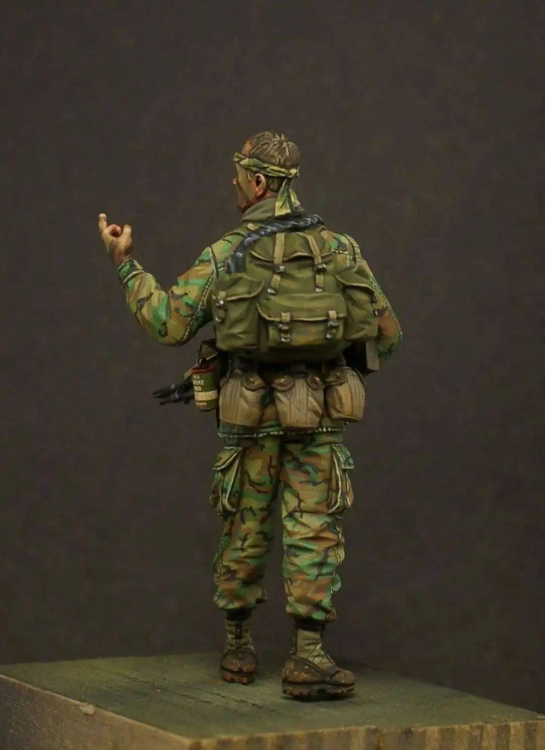 经典四色丛林迷彩,请注意背包与丛林靴的画法军装上肘部,膝部的尘土