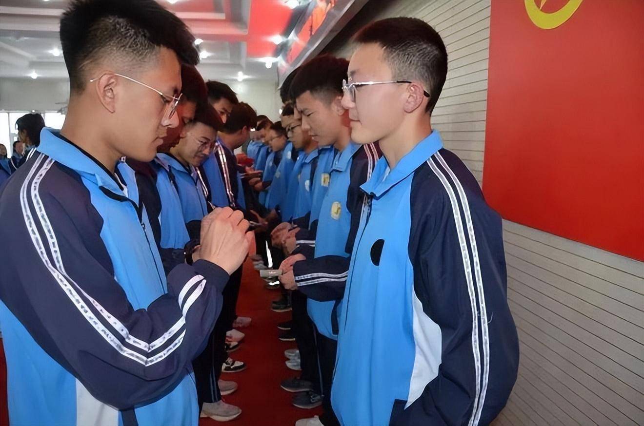 朔州市朔城区二中新团员入团仪式暨"五四"表彰大会_青春_共青团员