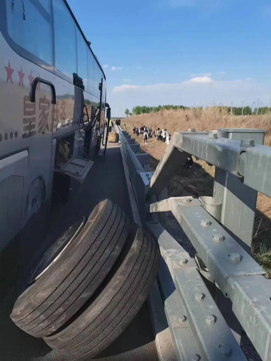 德惠t369突然爆胎!载有52人,滞留高速!_大客车_乘客_车辆