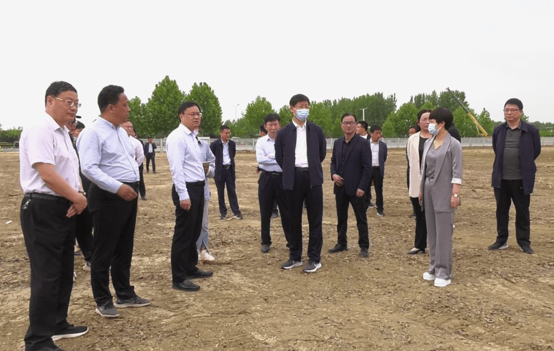 5月2日,县委书记张荣印,县长关文波带领调研组对社旗县重点项目进行