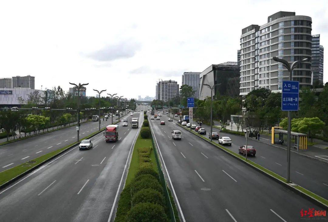 沿线地块的业态和形态供两侧道路交通转换设置灯控平交口金芙蓉大道