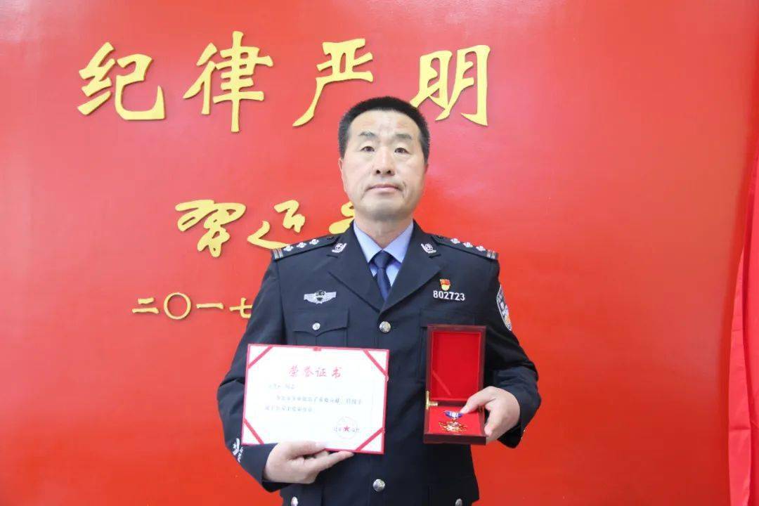 灯塔市公安局为荣休民警颁发从警荣誉证书和纪念奖章_的发展_张林胜