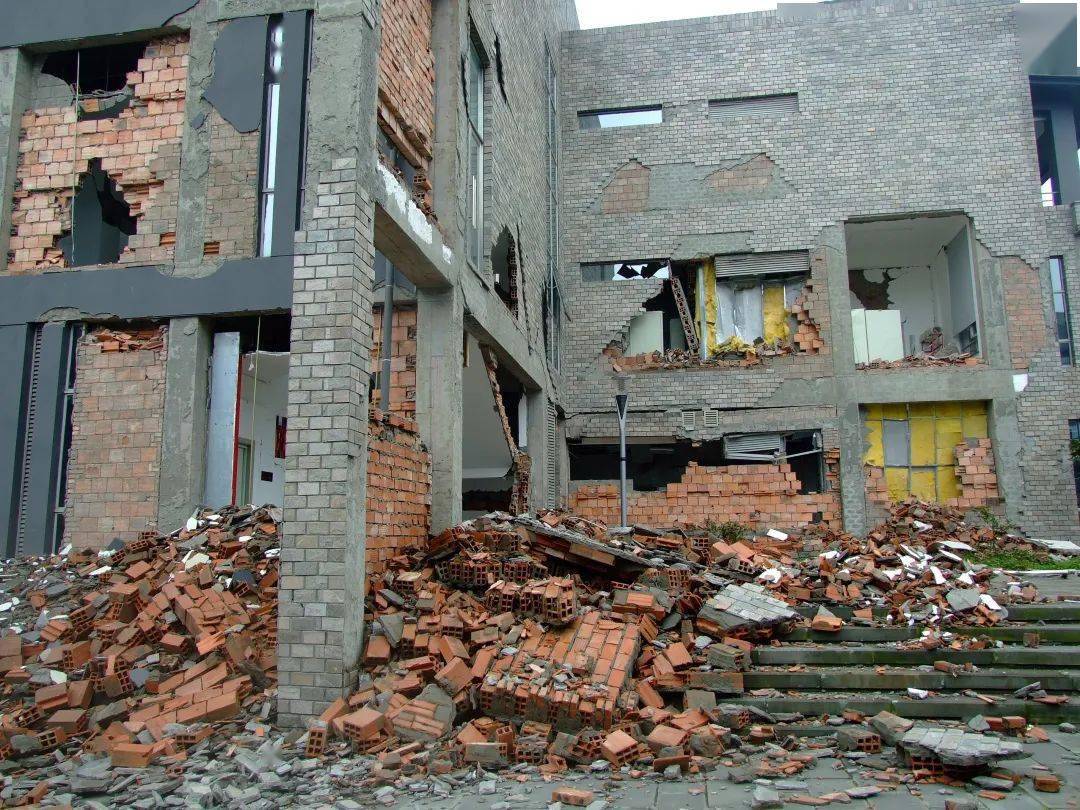 成都东软学院已经是一片狼藉从任何角度望出去在大地震的冲击和震荡下