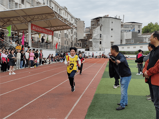 宿松县实验中学:田径运动会让孩子们尝到了甜头_比赛_同学_年级