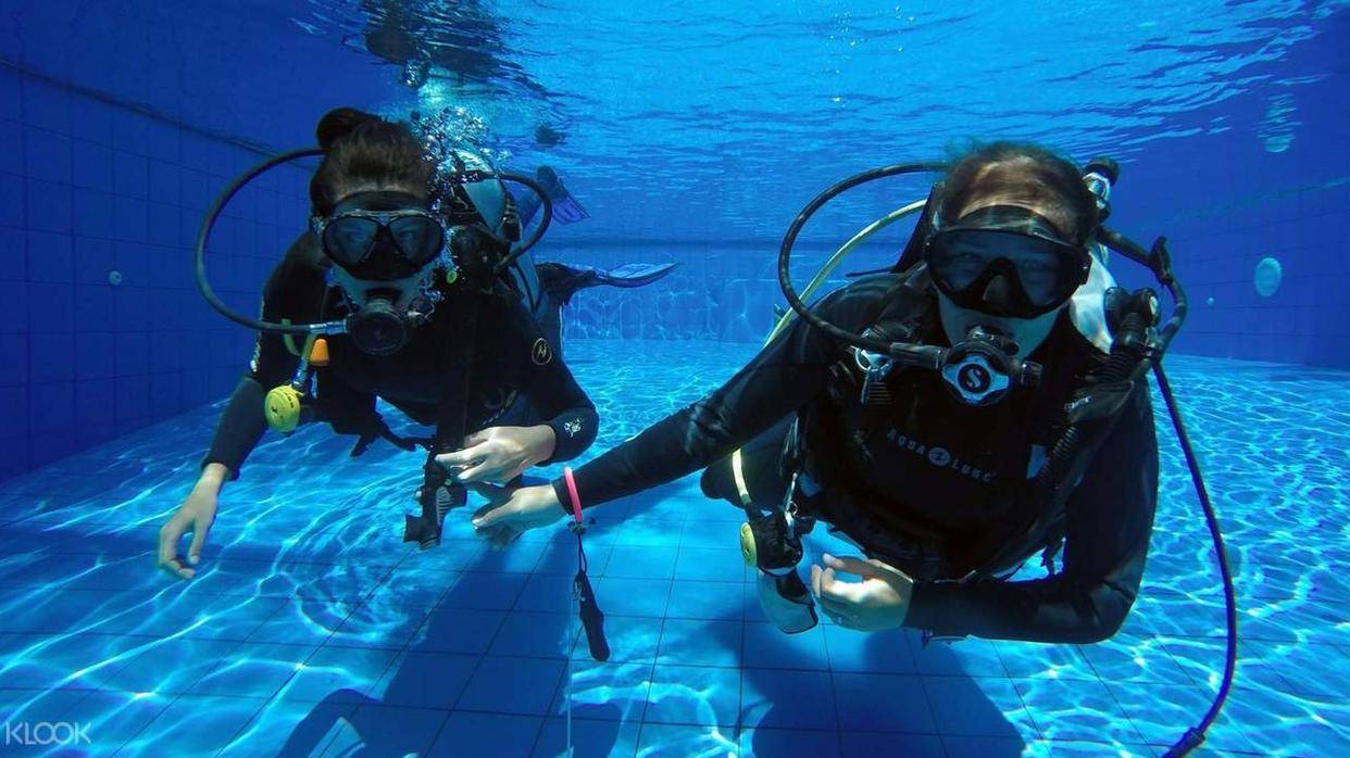 中国女游客潜水多次被教练亲吻_旅游_性骚扰_行为