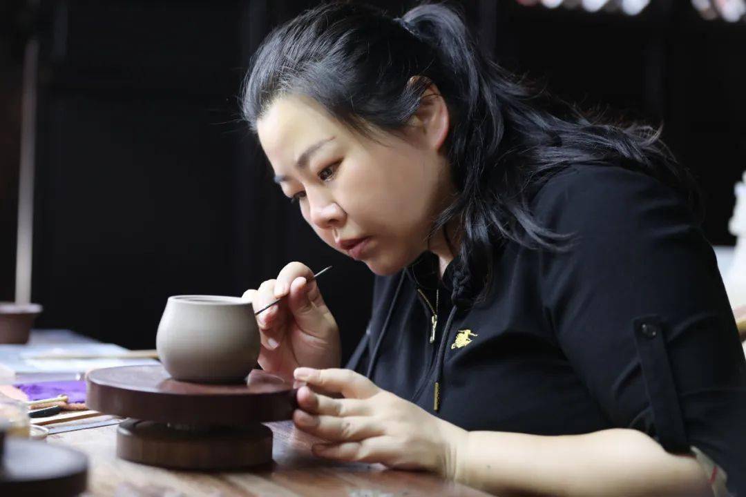 田静接触陶艺时,是20世纪90年代,正是建水紫陶低落衰微之时.