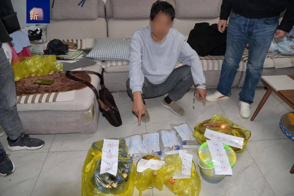 玉溪一居民在家用鸦片液制造"卡苦",厨房里忙个不停!