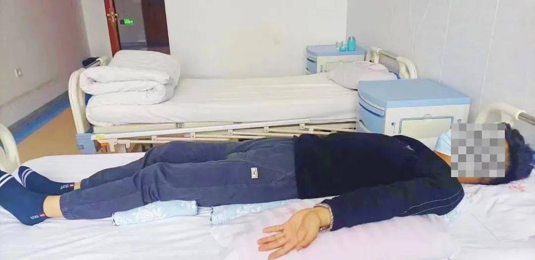 ⑥膝关节下稍垫起,保持伸展微曲.