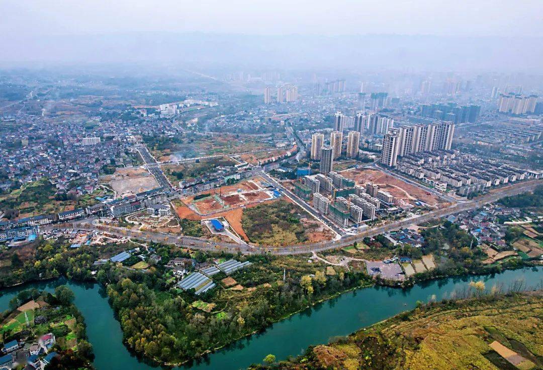 東風路小學平凱校區,東鄰白沙大道,西鄰鳳棲北路,佔地40餘畝,規劃36個