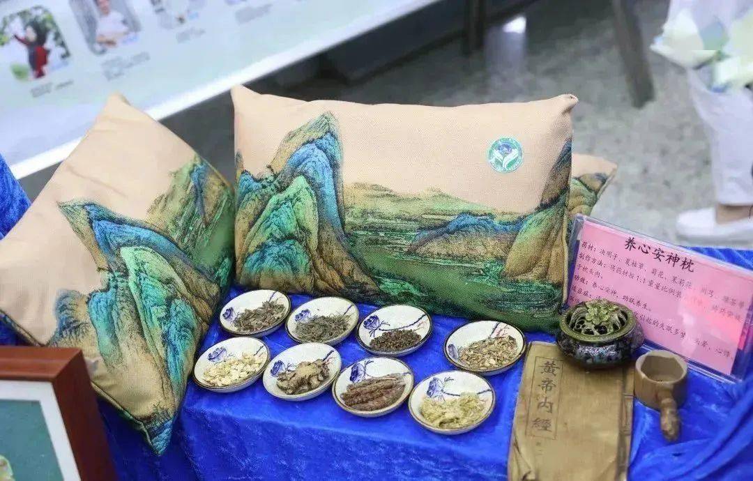 的养心安神枕头,中药眼罩,中药香囊,中药叶画等中医护理文创产品展示