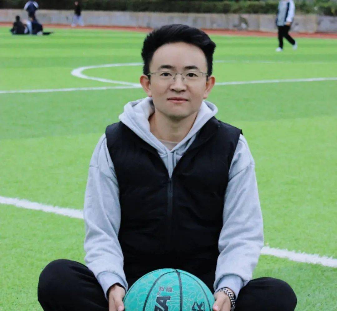 马志龙,男,回族,甘肃临夏康乐.