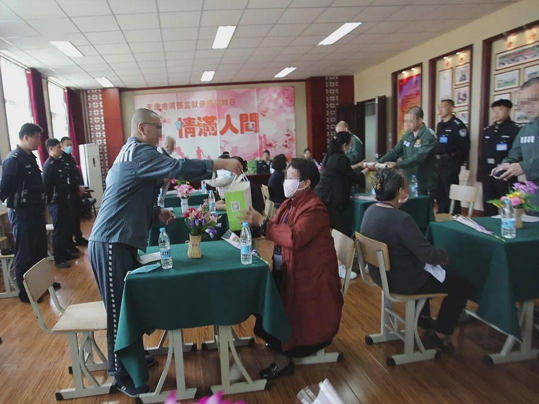 李港监狱向家属播放纪实短片《向母亲汇报》,展示了近三年来教育改造