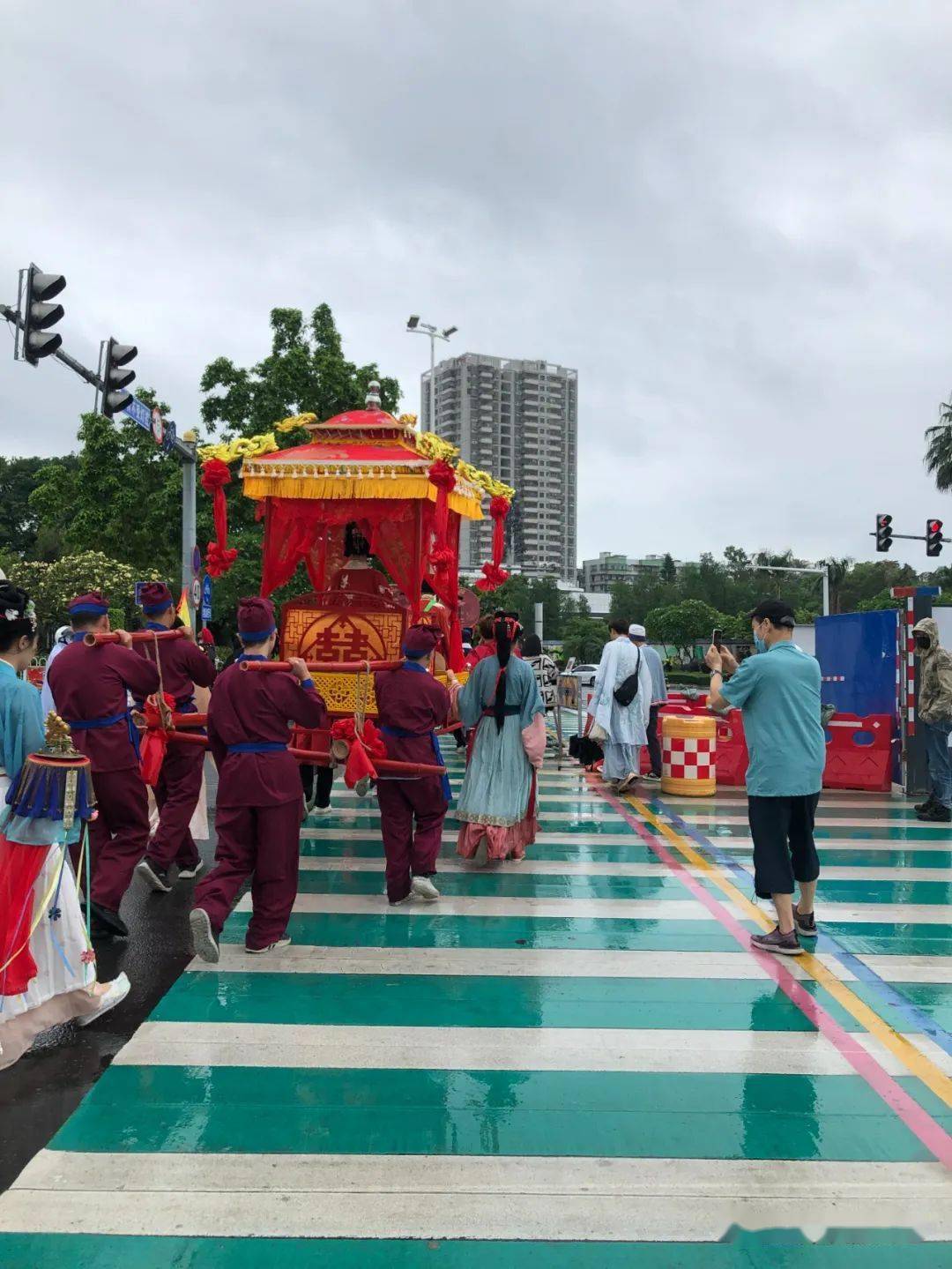 近日,茂名宋婚礼八抬大轿骑马迎亲队伍火爆全网_出发_榴莲_新郎官