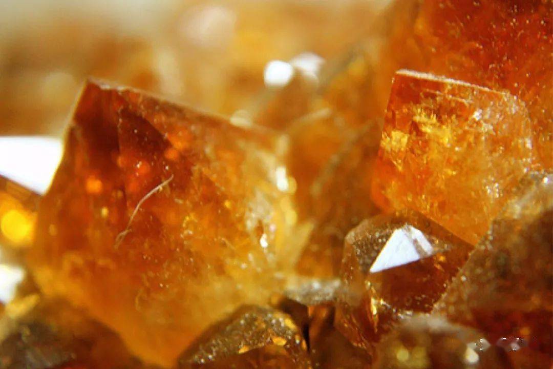 日光石橙色钻石帝王托帕石橙色蓝宝石芬达石火欧泊橙/褐色系宝石包括