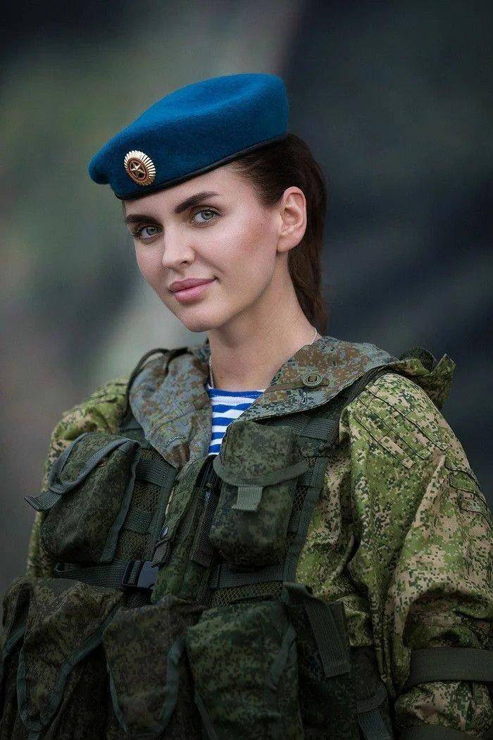 美丽与力量:迷人的俄罗斯女兵