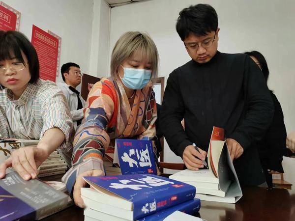 几乎每个大学生手里,桌上,都有三五本马伯庸的著作,只等讲座一结束,便