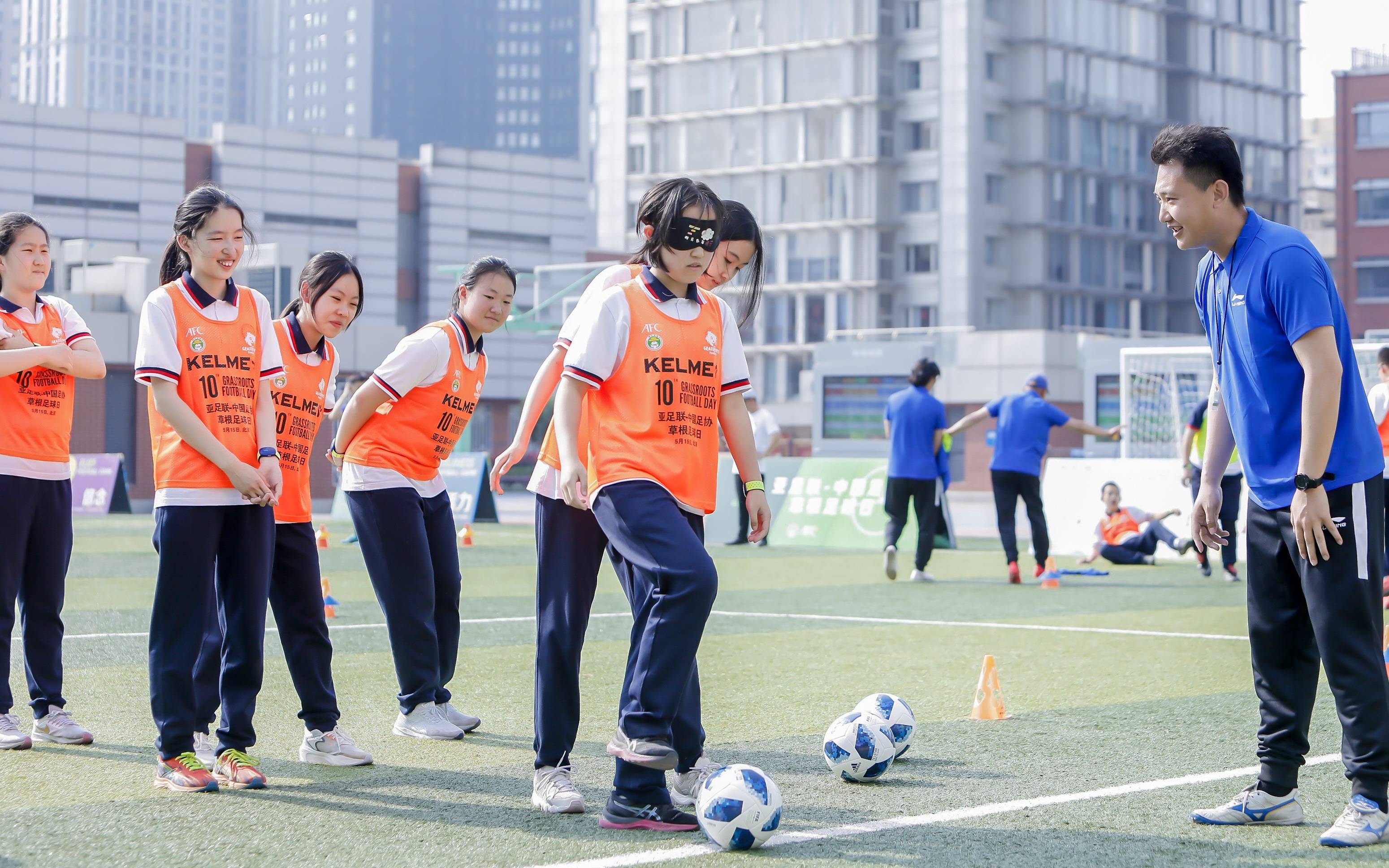 “草根足球日”走进校园，学生体验多种足球游戏