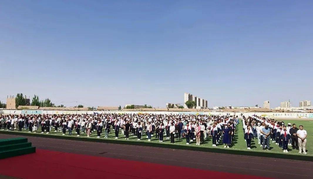 衡越实验学校举行首届志学礼_青春_家长_视频