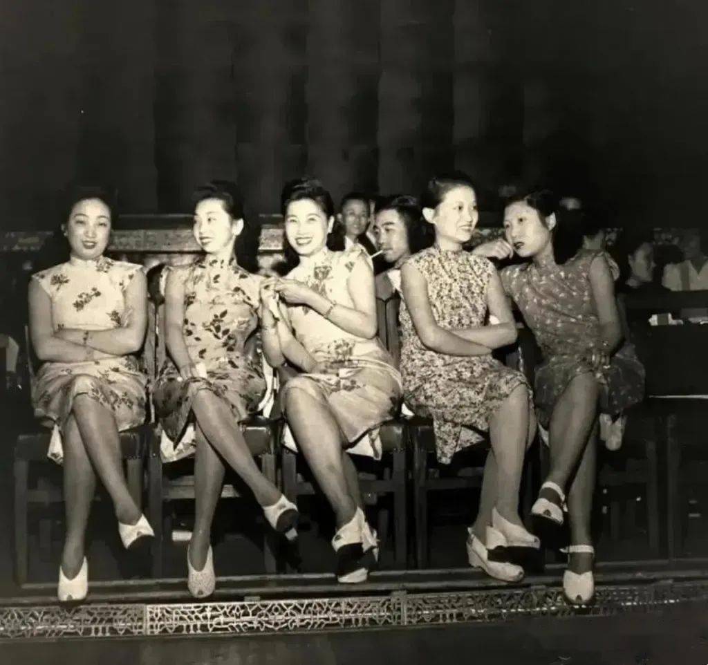 1948年的上海,舞厅里身穿旗袍艳丽迷人的舞女们的合影