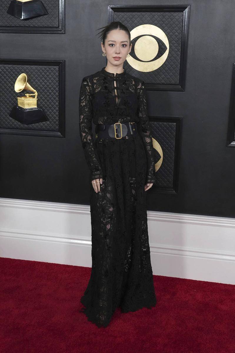 吉娜婚前婚后判若两人,出席颁奖典礼容颜憔悴,尤物身材消失不见_黑色