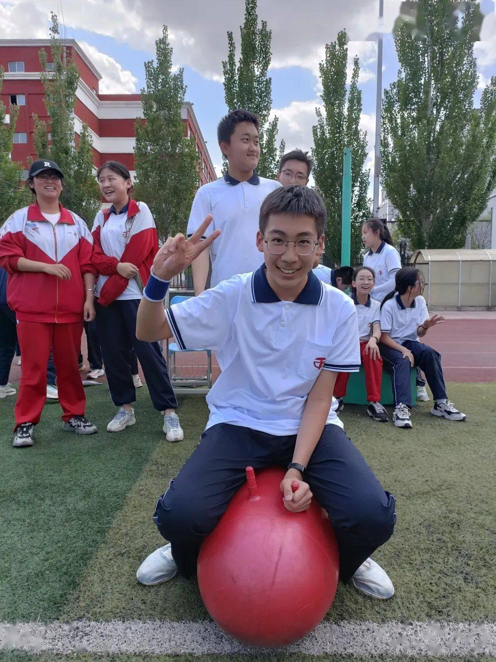 比赛开始,29支代表队1000多名运动员要角逐5个项目,分别是骑羊角球